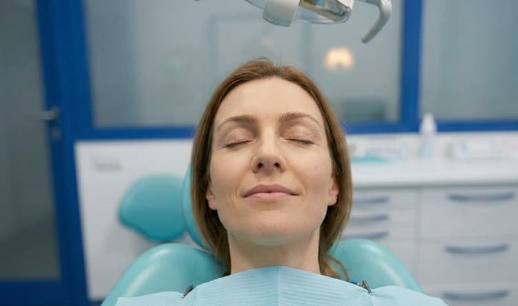 Imagen de una paciente tranquila por la sedación consciente